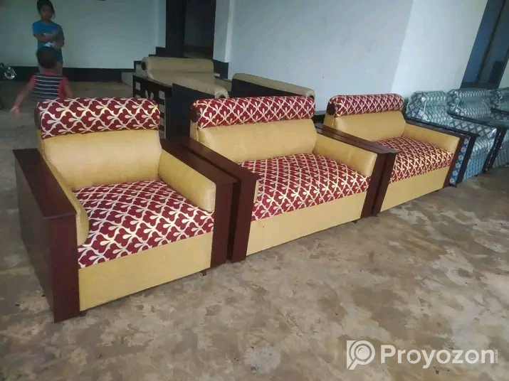 বিভিন্ন ডিজাইনের সোফা ও আসবাবপত্র পাইকারি দামে বিক্রি হয়