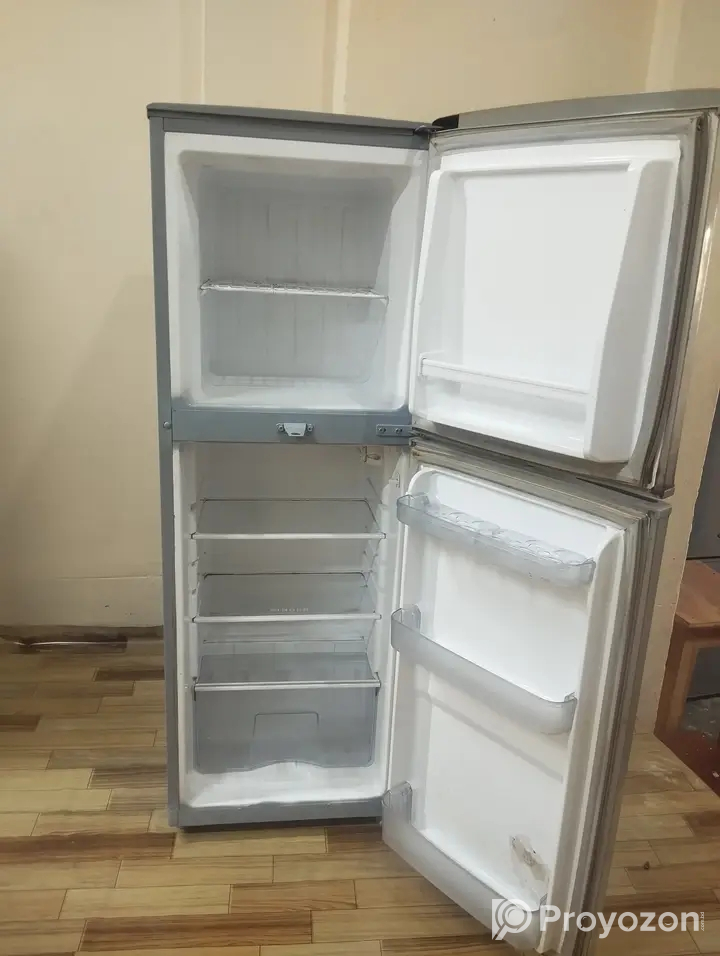 সিংগার ব্রান্ডের রানিং ফ্রিজ বিক্রি করা হবে।