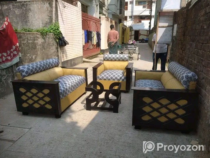 বিভিন্ন ডিজাইনের সোফা ও আসবাবপত্র বিক্রি হয়