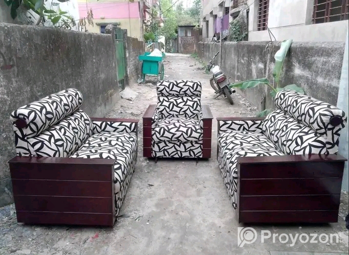 বিভিন্ন ডিজাইনের সোফা ও আসবাবপত্র বিক্রি হয়