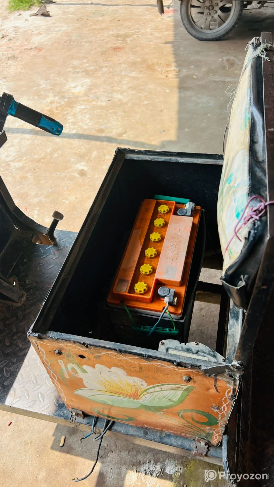 একটি অটো রিকশা বিক্রি হবে।