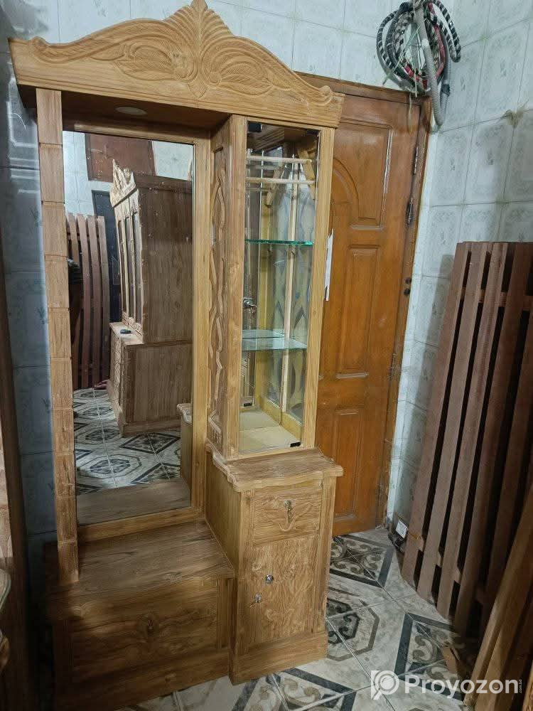 কিছু সেগুন কাঠের ফার্নিচার বিক্রি করা হবে