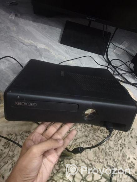 xbox 360 slim in mild condition ( used)