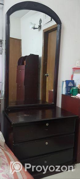 ড্রেসিং টেবিল বিক্রি করা হবে