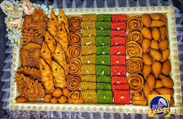 হলুদ কিংবা বিয়ের অনুষ্ঠানের পিঠা বিক্রি হয়