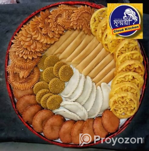 হলুদ কিংবা বিয়ের অনুষ্ঠানের পিঠা বিক্রি হয়