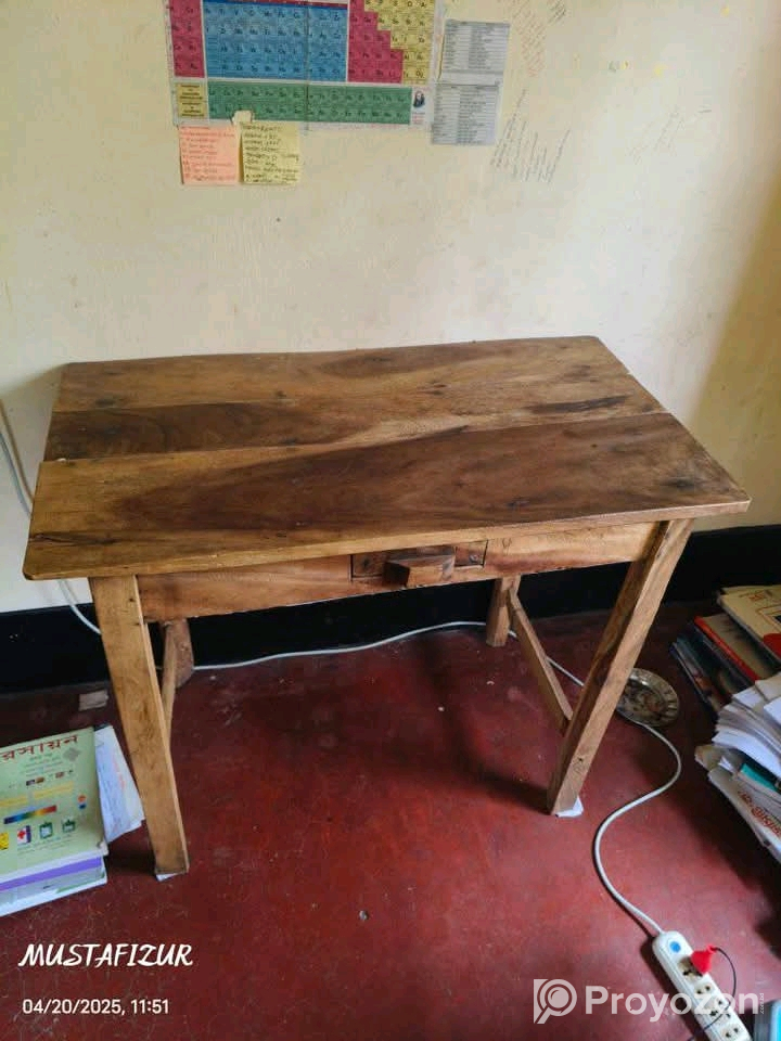 একটি টেবিল ও চেয়ার বিক্রি করা হবে।