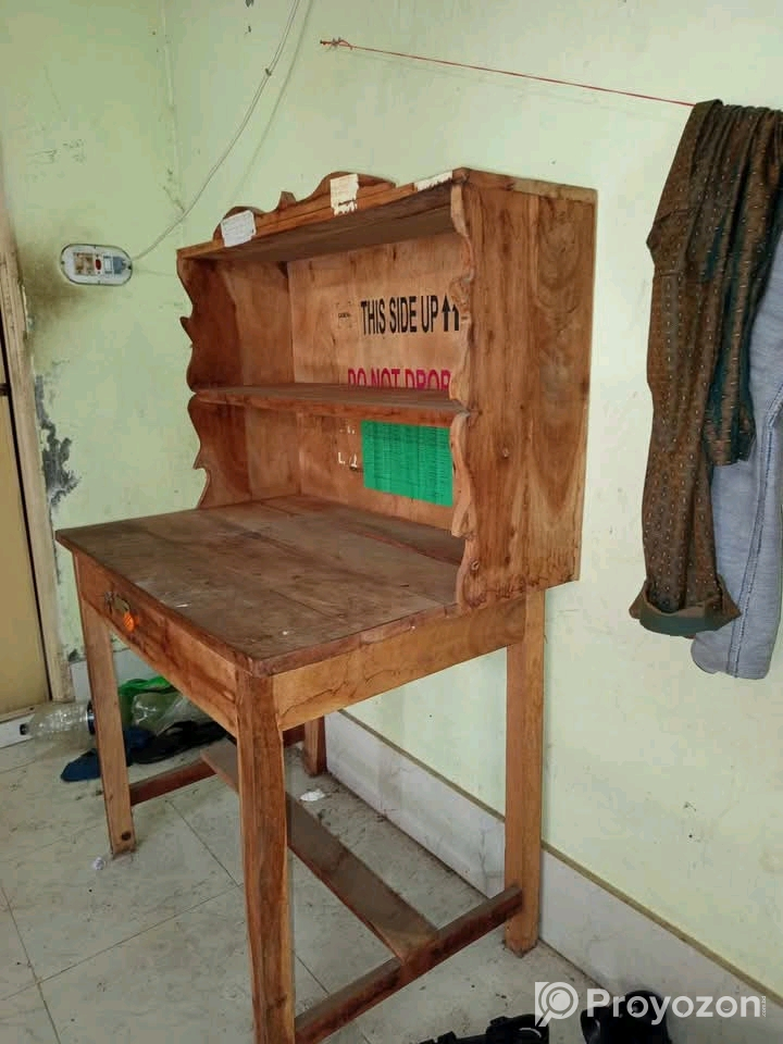 একটি চেয়ার ও টেবিল বিক্রয় করা হবে।