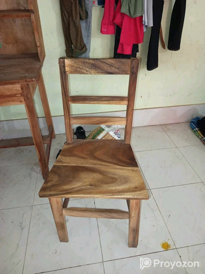 একটি চেয়ার ও টেবিল বিক্রয় করা হবে।