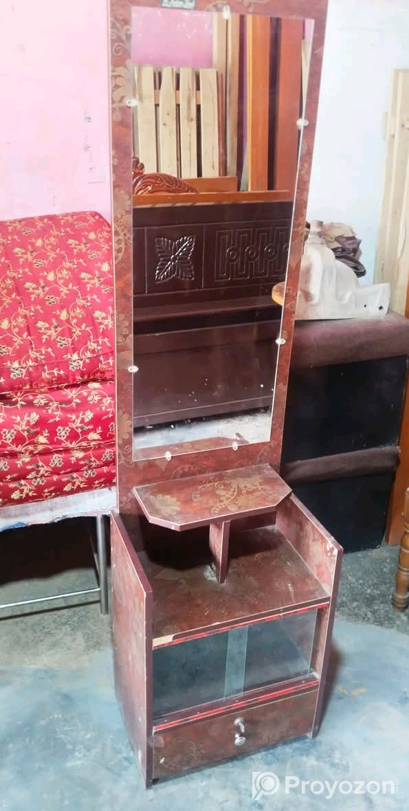 একটি ড্রেসিং টেবিল বিক্রি করা হবে।