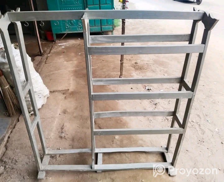 একটি আলনা বিক্রি করা হবে।