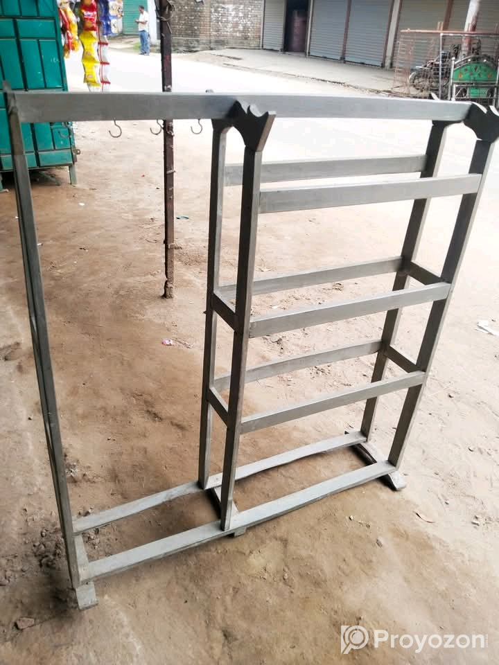 একটি আলনা বিক্রি করা হবে।