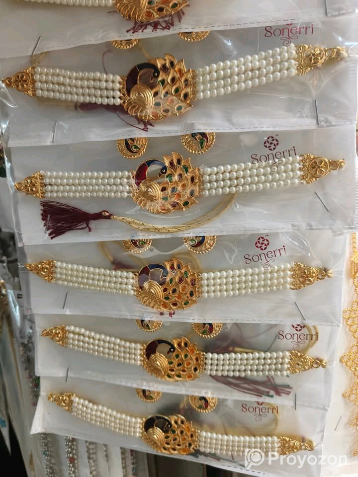 বিভিন্ন ধরনের হাতের তৈরি গহনা বিক্রি করা হবে।