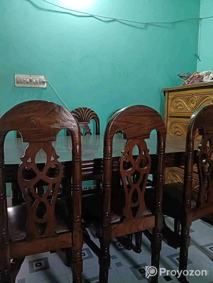 একটি ডাইনিং টেবিল বিক্রি করা হবে।