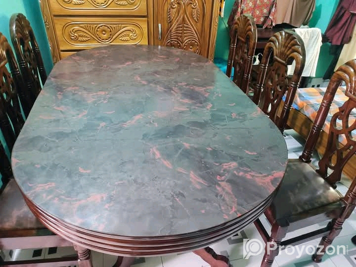 একটি ডাইনিং টেবিল বিক্রি করা হবে।