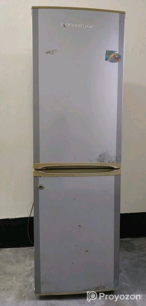 একটি পুরাতন ফ্রিজ বিক্রি করা হবে।