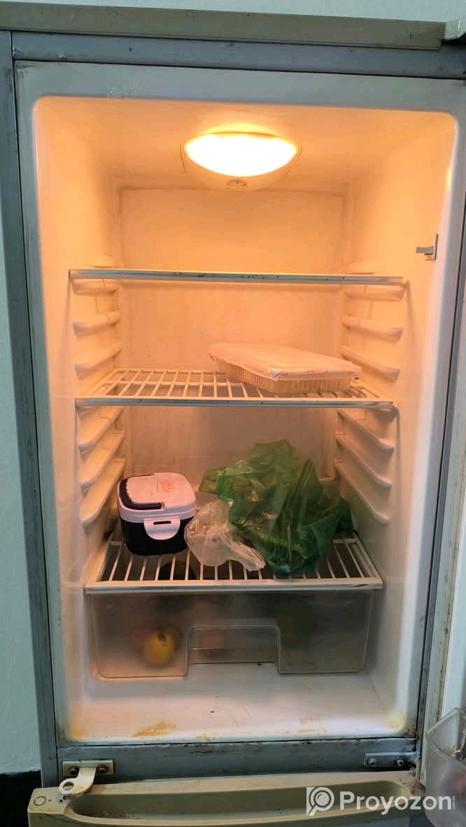 একটি পুরাতন ফ্রিজ বিক্রি করা হবে।