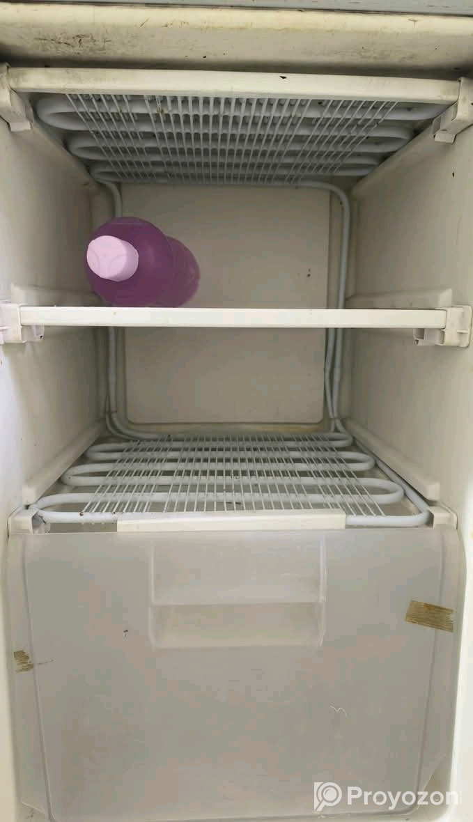 একটি পুরাতন ফ্রিজ বিক্রি করা হবে।