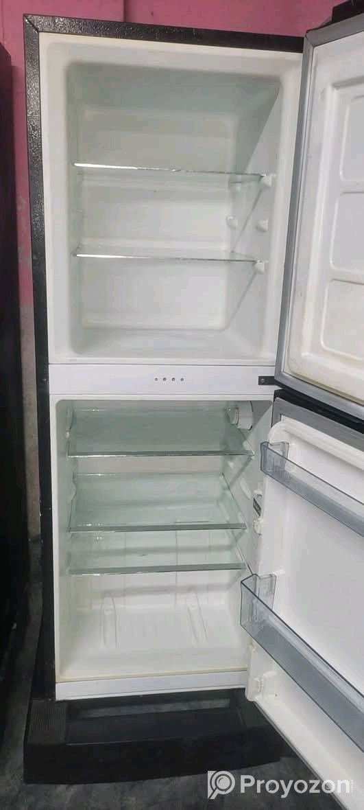 ফ্রিজটি বিক্রি করা হবে।