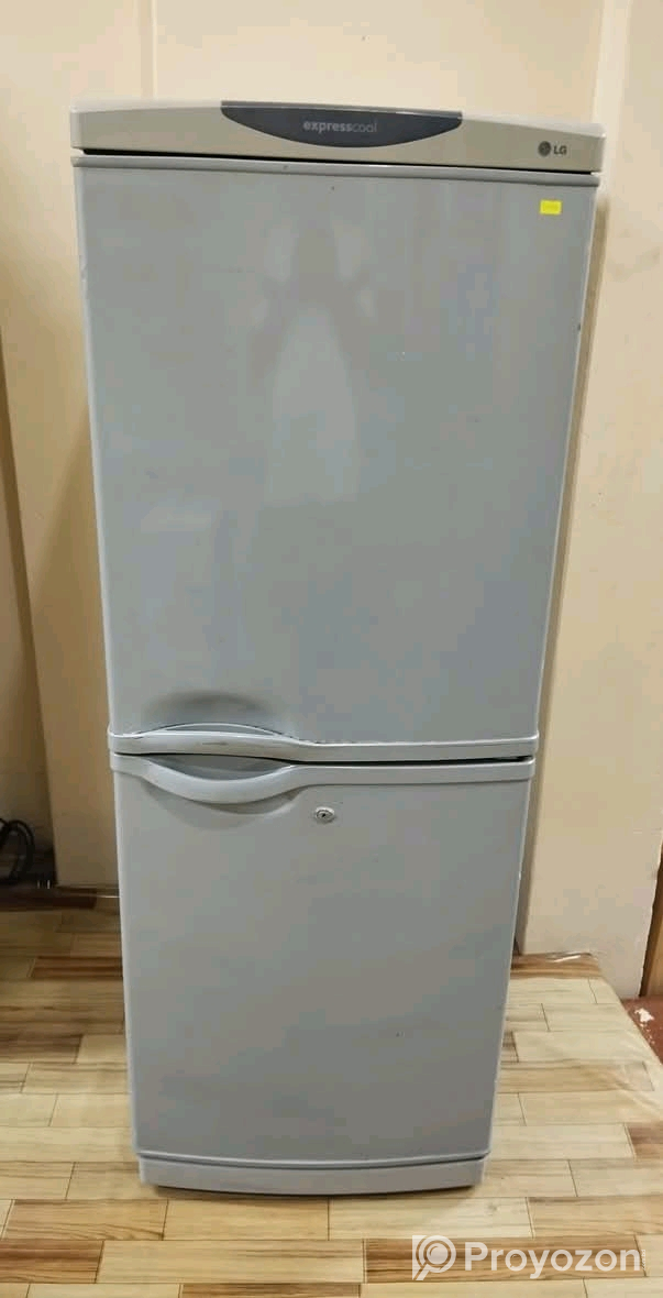 একটি ফ্রিজ বিক্রি করা হবে