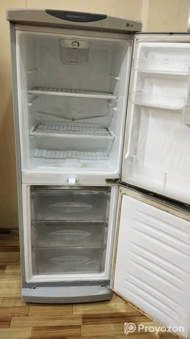 একটি ফ্রিজ বিক্রি করা হবে