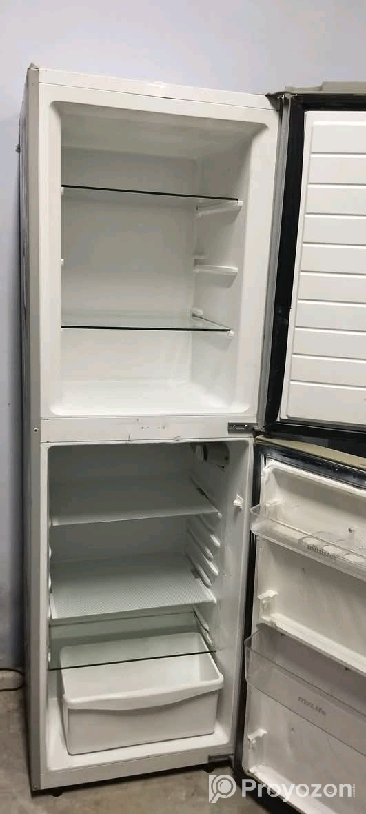 একটি ফ্রিজ বিক্রি করা হবে।