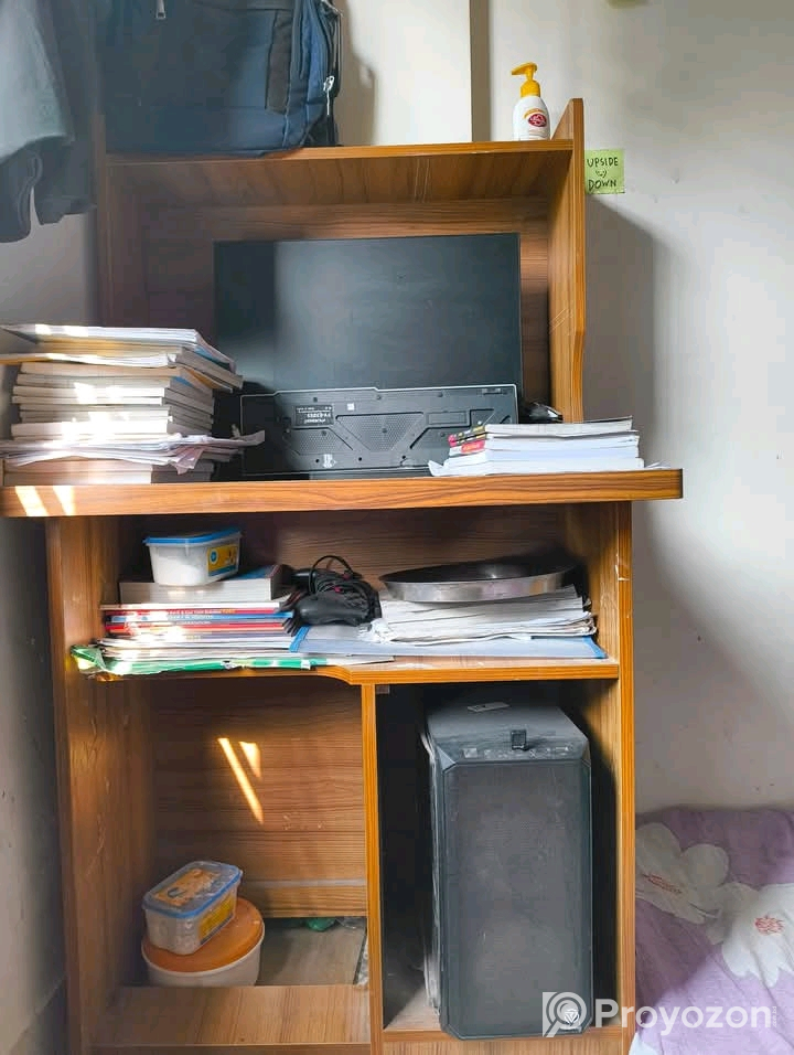 এই টেবিলটি বিক্রি করা হবে।
