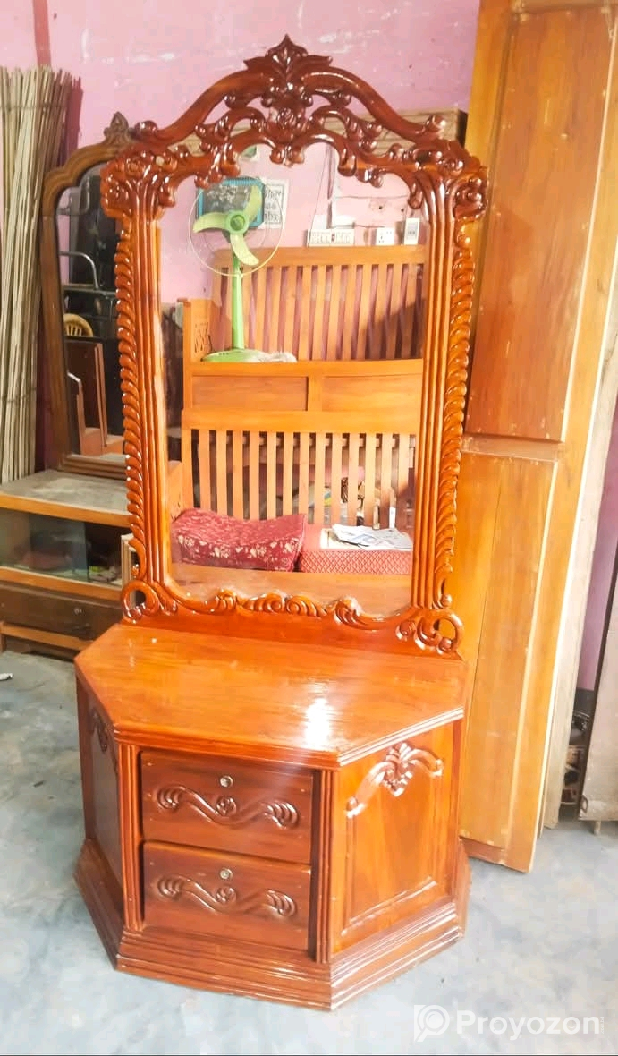 ড্রেসিং টেবিল বিক্রি করা হবে।