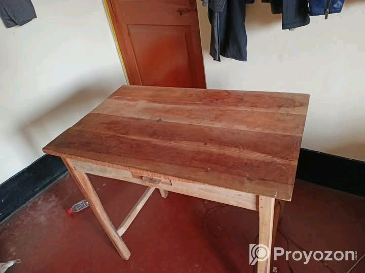 একটি চেয়ার ও একটি টেবিল বিক্রি করা হবে।