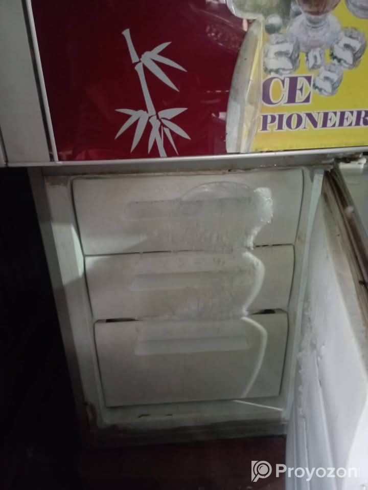 ফ্রিজটি বিক্রি করা হবে।