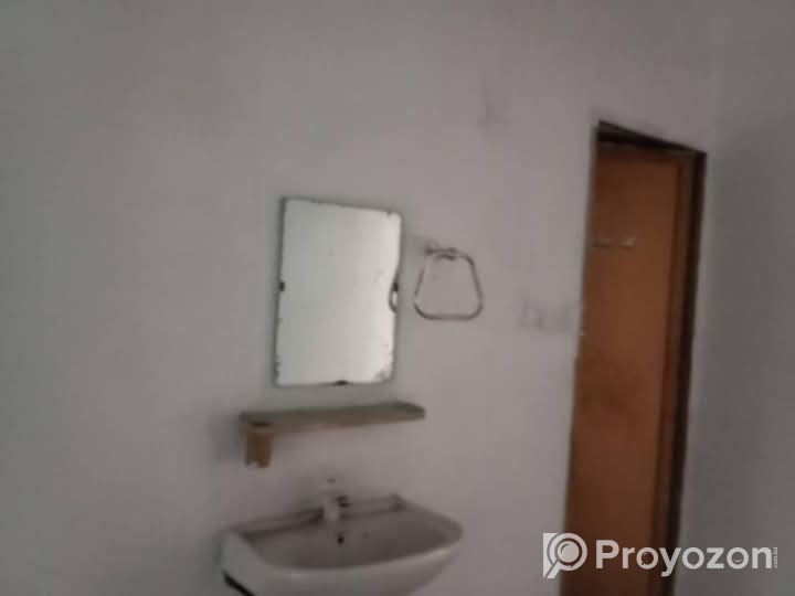 মেয়েদের জন্য একটি বেডরুম সাথে এটাস্ট বাথরুম