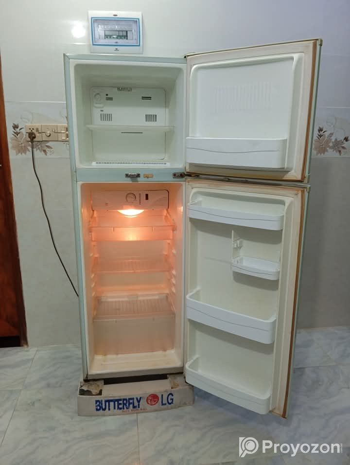 ফ্রিজটি বিক্রি করা হবে।