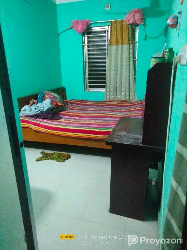 ৫ তলায় একটি সেপারেট রুম আর ডাইনিং ভাড়া দেওয়া হবে।
