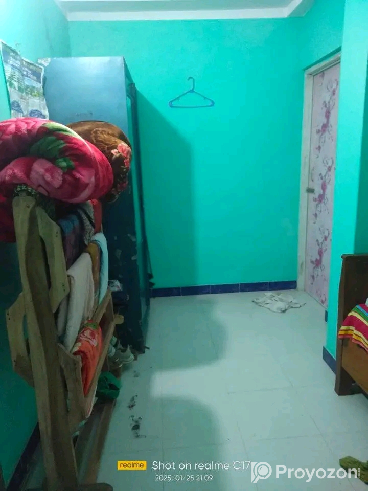 ৫ তলায় একটি সেপারেট রুম আর ডাইনিং ভাড়া দেওয়া হবে।