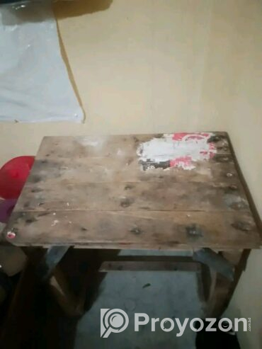 একটি পড়ার টেবিল বিক্রি করা হবে।