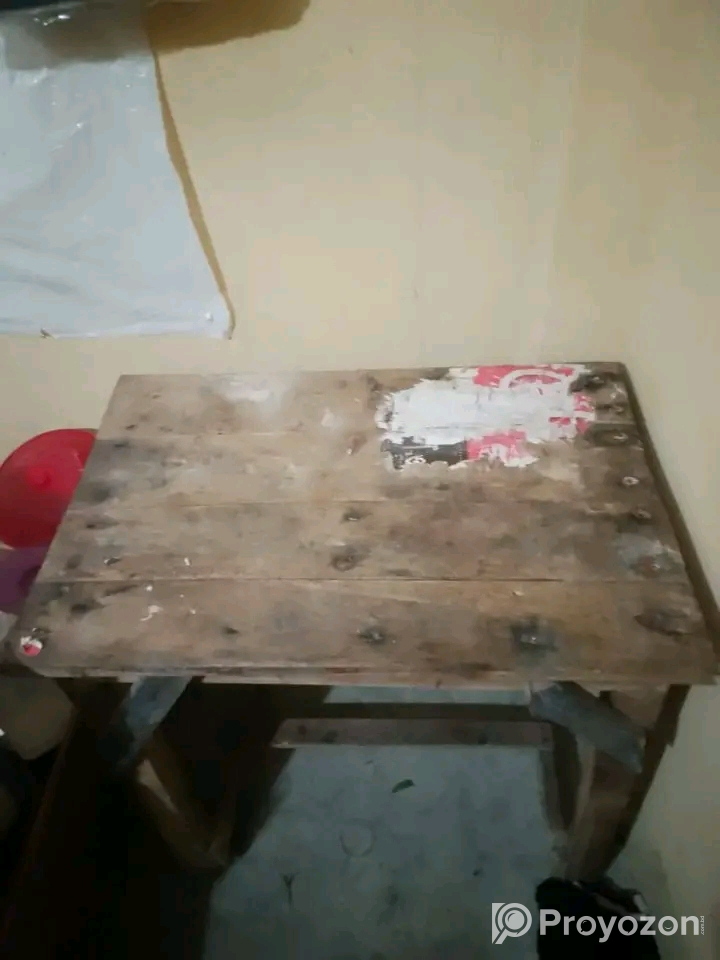 একটি পড়ার টেবিল বিক্রি করা হবে।