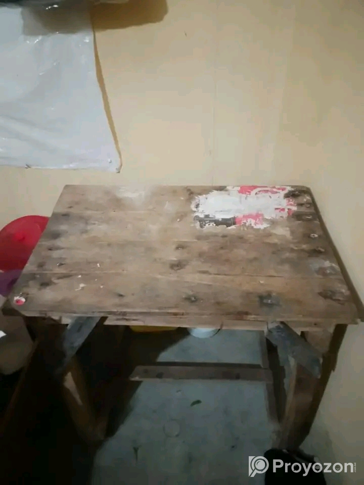 একটি পড়ার টেবিল বিক্রি করা হবে।