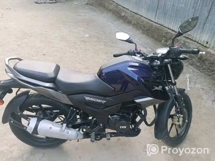 বিক্রি হবে হবে গাড়িটি চলছে ১২ হাজার কিলো