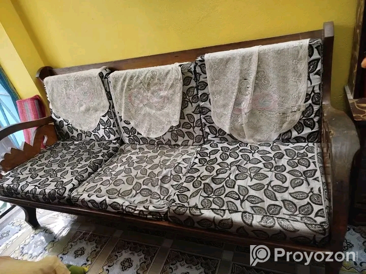 একটি পুরাতন সোফা ও একটি টেইলার্সের কাউন্টার বিক্রি করা হবে