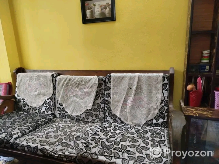 একটি পুরাতন সোফা ও একটি টেইলার্সের কাউন্টার বিক্রি করা হবে