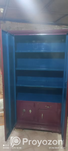 স্টিলের আলমারি . বিক্রি করা হবে
