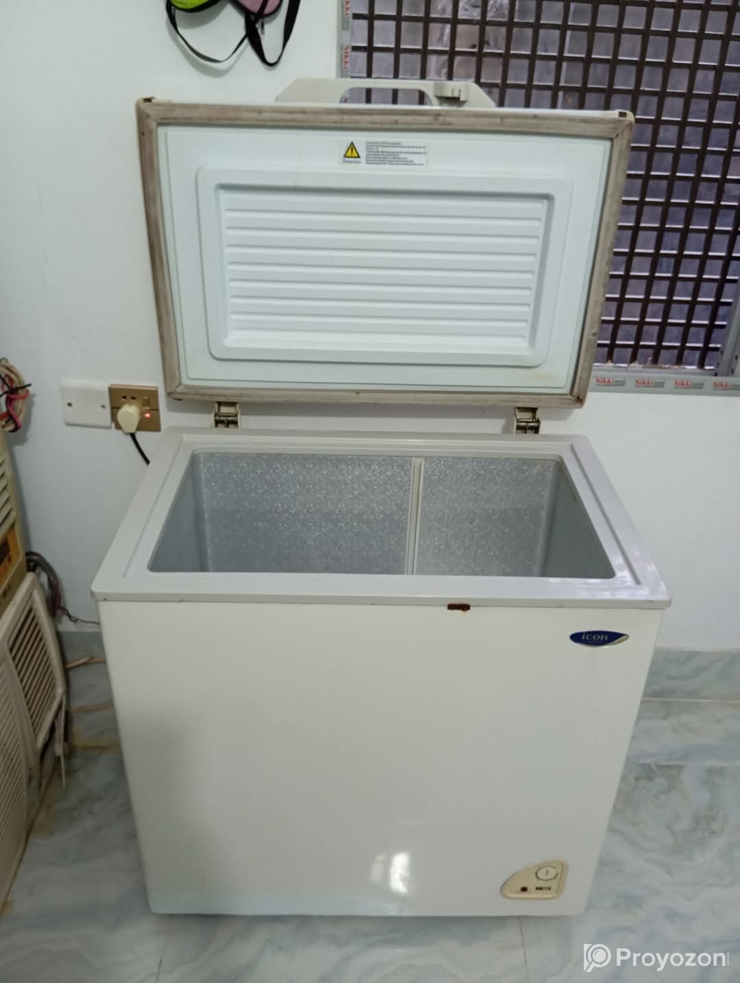 ডিপ ফ্রিজটি বিক্রি করা হবে।