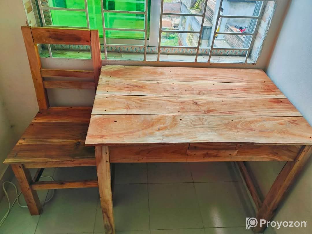 এই চেয়ার টেবিল দুটো বিক্রি করা হবে