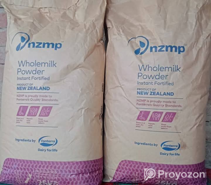 পাইকারি দামে দুধ বিক্রি করা হচ্ছে।