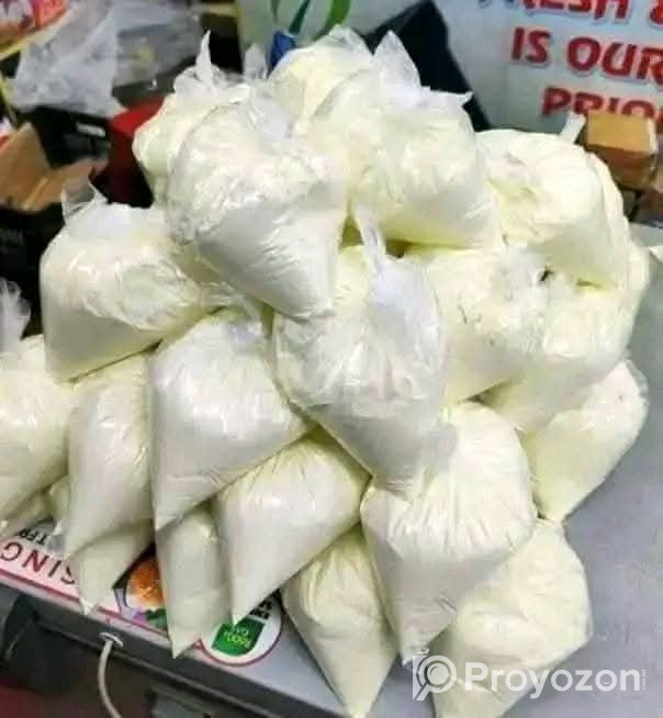 পাইকারি দামে দুধ বিক্রি করা হচ্ছে।