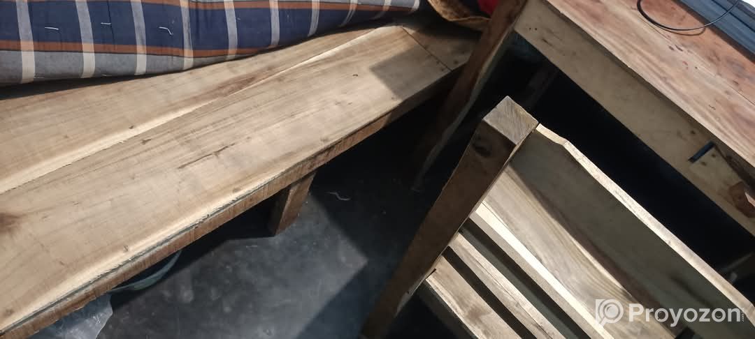 একটি টেবিল, চেয়ার,সিঙ্গেল বেড বিক্রি করা হব