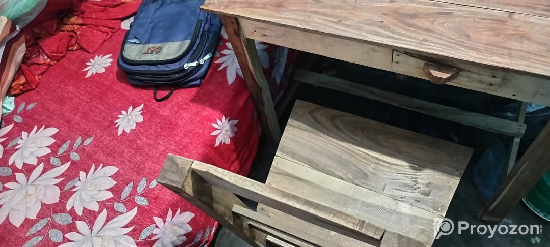 একটি টেবিল, চেয়ার,সিঙ্গেল বেড বিক্রি করা হব
