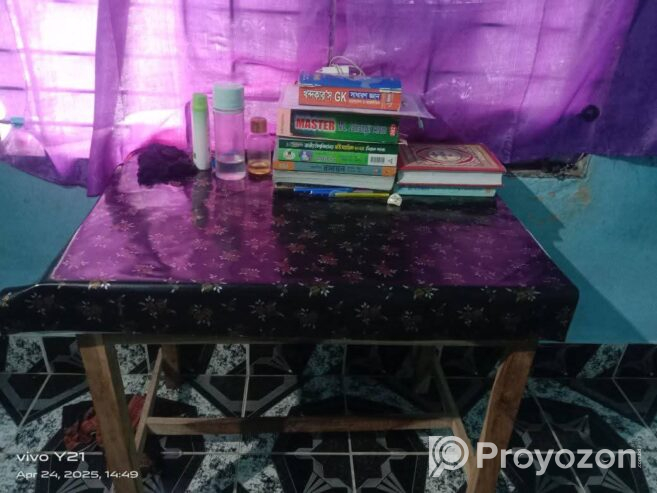 বড় সাইজ একটা টেবিল বিক্রি করা হবে।