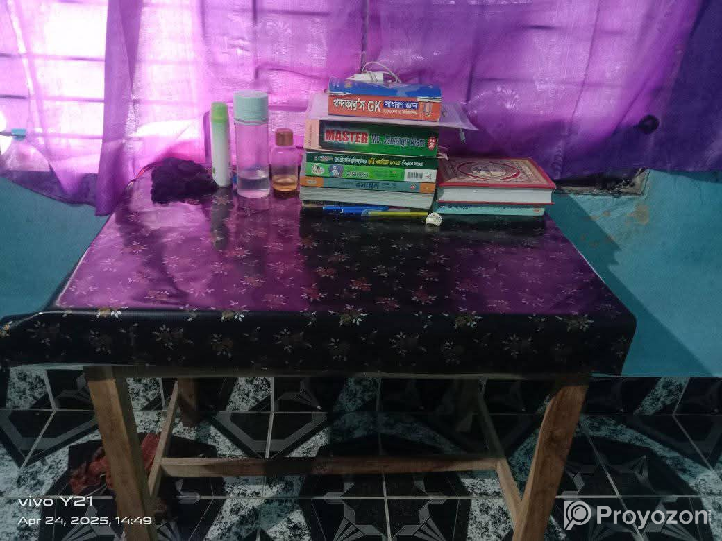 বড় সাইজ একটা টেবিল বিক্রি করা হবে।