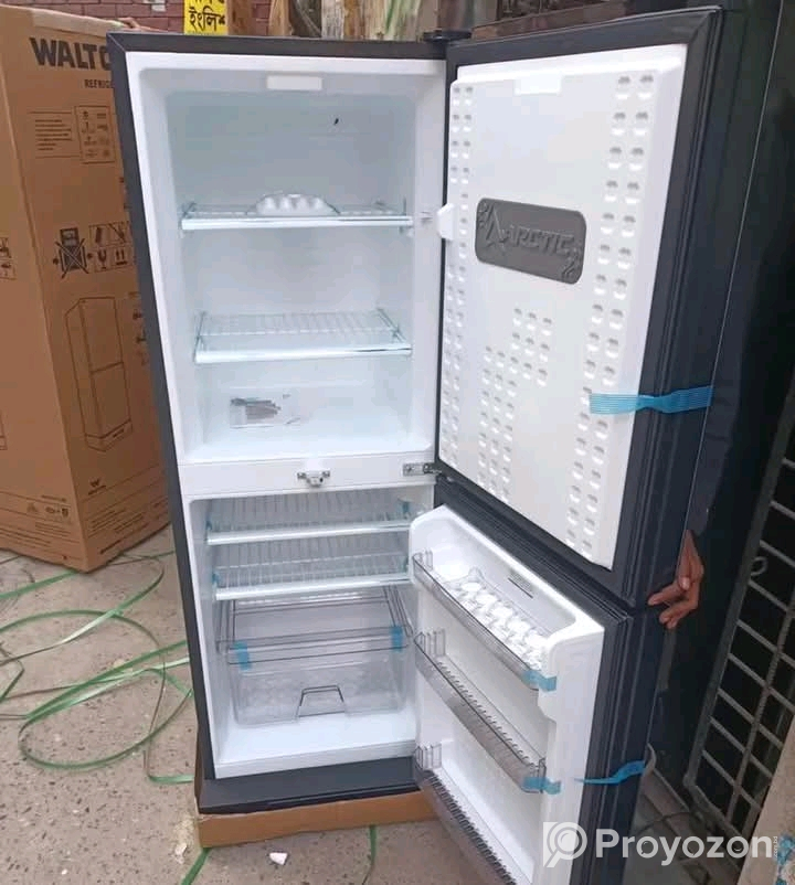 ১৭৬ লিটারের ওয়ালটন রানিং একটি ফ্রিজ বিক্রি করা হবে।